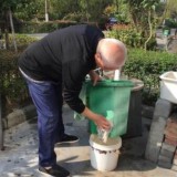 浙江“怪人”愛(ài)給垃圾桶洗澡為垃圾分類(lèi)更添力