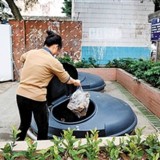 她說這是應(yīng)該的！冒雨在擦垃圾桶的阿姨找到了！