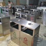 昆明市委黨校向社區(qū)捐贈不銹鋼垃圾桶