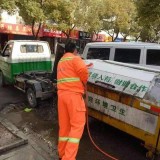 甘肅蘭州環(huán)衛(wèi)工人在街道上清潔家園