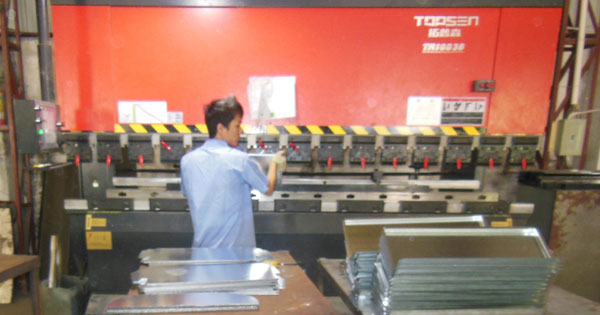 不銹鋼垃圾桶制作液壓剪板機(jī)加工使用介紹