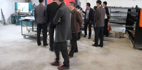 2015紅樹灣事務(wù)部走進(jìn)車間鈑金工藝訓(xùn)練