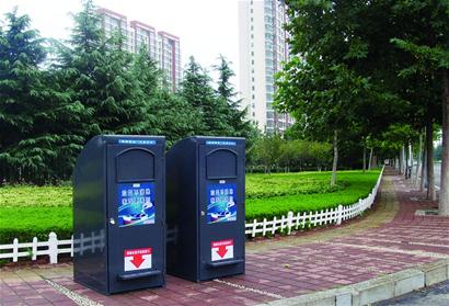 像取款機(jī)的新奇垃圾桶引市民好奇圍觀