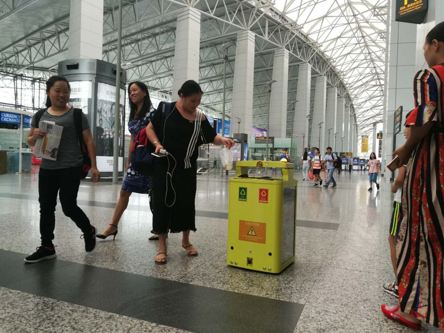 廣州白云機場的移動感應式垃圾桶